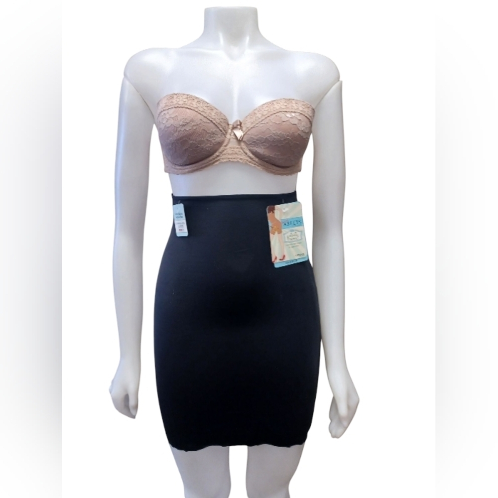 Assets By Sara Blakely NWT Black Half Slip Spanx Size Medium